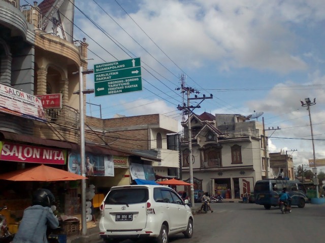 Salah satu sudut jalan protokol di Dolok Sanggul yakni Sirpang Opat atau Simpang Empat yang mempertemukan Jln. Merdeka, Jln. Siliwangi, Jln. Letkol G.A. Manullang, dan Jln. Sisingamangaraja