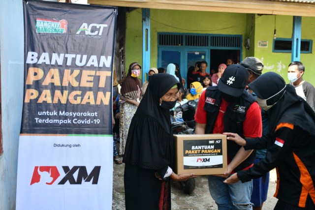 Bekerja sama dengan ACT, XM memberikan donasi berupa Paket Sembako