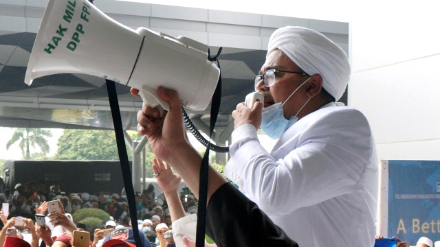 Habib Rizieq Syihab berbicara kepada para pendukungnya saat tiba di bandara Soekarno Hatta, Tangerang, Selasa (10/11). Foto: Fajrin Raharjo/AFP