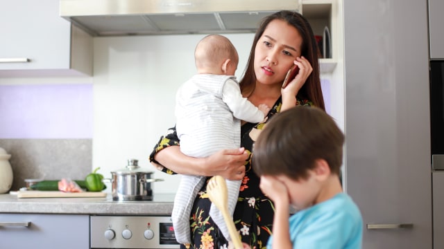 Ilustrasi perempuan mengurus anak. Foto: Shutter Stock