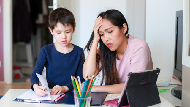 Kelebihan dan Kekurangan Bekerja dari Rumah saat Punya Anak Kecil. Foto: Shutter Stock