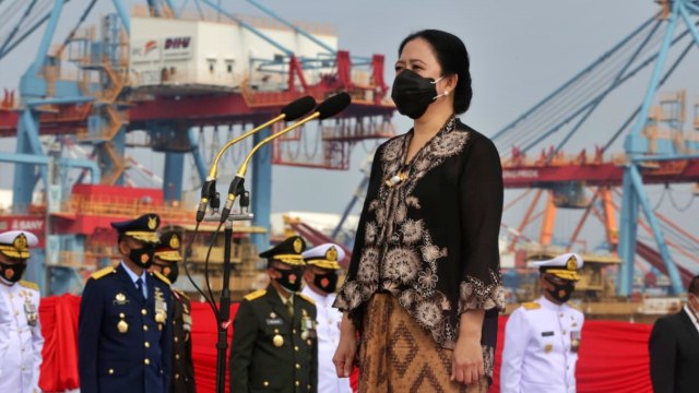 Ketua DPR Puan Maharani menjadi inspektur upacara pada acara tabur bunga di atas KRI Semarang, Tanjung Priok, Jakarta Utara, Selasa (10/11). Foto: Koarmada I
