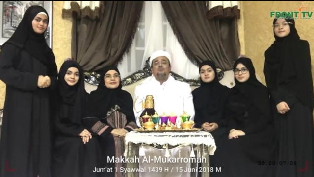 Habib Rizieq Syihab bersama istri dan para putrinya di Makkah 15 Juni 2018. Foto: Youtube/Front TV