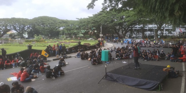Aliansi Malang Melawan kembali turun jalan berunjuk rasa menolak pengesahan UU Cipta Kerja alias Omnibus Law di depan DPRD Kota Malang, pada Selasa (10/11/2020). Foto: Ulul Azmy