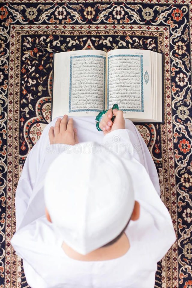 Ilustrasi Membaca Al-Qur'an, Foto: Dok. Pinterest