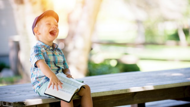 Anak kecil tertawa. Foto: Unsplash.com/benwhitephotography