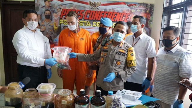 Konpers WN Australia yang ketahuan membuat home industri kratom di vila Di Kuta, Bali. Foto: Dok. Istimewa