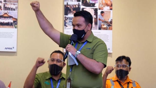 PERWAKILAN karyawan PT Riau Andalan Pulp and Paper (RAPP), Grace Santo, saat memberikan testimoni UU Nomor 11 tahun 20202 tentang Cipta Kerja, Rabu (11/11/2020), di Pangkalan Kerinci, Pelalawan.