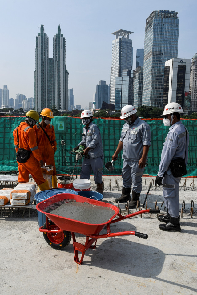 Pekerja menyelesaikan proyek pembangunan 'longspan' atau jembatan bentang panjang lintasan Light Rail Transit (LRT) di kawasan Dukuh Atas, Jakarta, Rabu (11/11). Foto: M Risyal Hidayat/ ANTARA FOTO