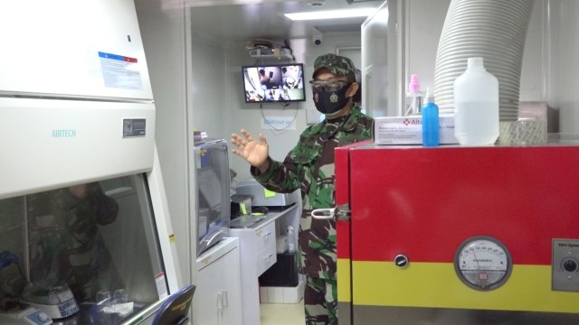 dr Ismi Purnawan meninjau Lab PCR di RS TNI-AD Kesrem Lhokseumawe. Foto: dok. Laung/TNI