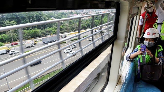 Sejumlah pegawai PT Adhi Karya (Persero) berada di dalam LRT saat pelaksanaan uji coba lintasan LRT Jabodebek TMII-Cibubur di Jakarta, Rabu (11/11). Foto: M Risyal Hidayat/ANTARA FOTO