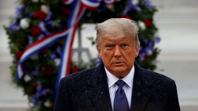 Presiden AS Donald Trump menghadiri peringatan Hari Veteran di Pemakaman Nasional Arlington, Virginia, Amerika Serikat, Rabu (11/11).  Foto: Carlos Barria/REUTERS
