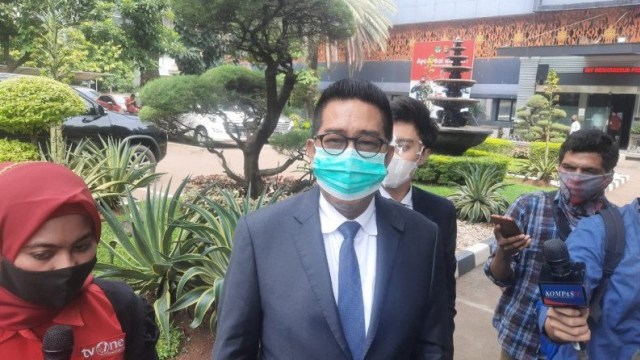 Politikus PDIP Henry Yosodiningrat mendatangi Polda Metro Jaya, Jakarta, Rabu (11/11). Foto: Fianda Sjofjan Rassat/ANTARA