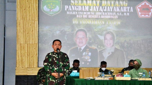 Pangdam Jaya Mayjen Dudung Abdurrachman kunjungi Yonzikon 11 di Matraman, Jakarta Timur. Foto: TNI AD