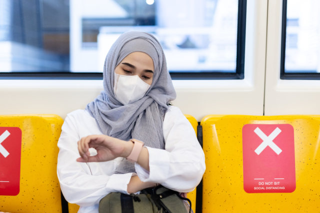 Ilustrasi traveler di tempat umum Foto: Dok. WEGO