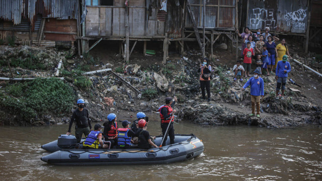 Wali Kota Bogor Bima Arya bersama Komunitas Peduli Ciliwung melakukan ekspedisi Ciliwung sepanjang 70 kilometer dengan waktu tempuh 16 jam. Foto: Dok.  Istimewa