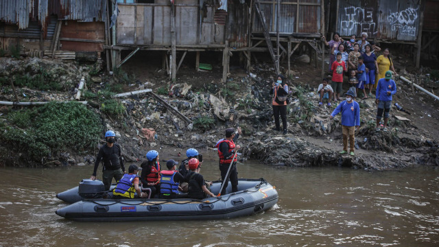 Wali Kota Bogor Bima Arya bersama Komunitas Peduli Ciliwung melakukan ekspedisi Ciliwung sepanjang 70 kilometer dengan waktu tempuh 16 jam. Foto: Dok.  Istimewa