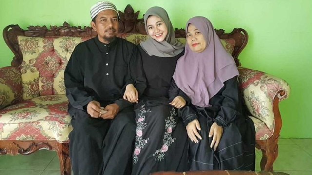 Safira Wafia (tengah) bersama bersama orang tuanya. Foto: Dok. Istimewa