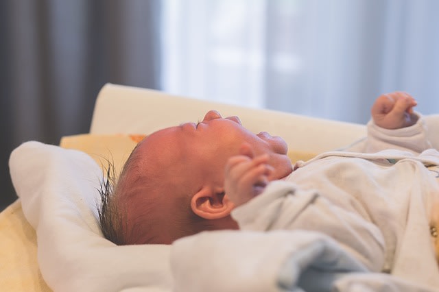 Ilustrasi bayi yang menangis. Gambar oleh StockSnap dari Pixabay.