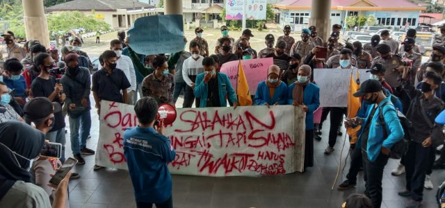 Spanduk yang dibawa peserta aksi menuliskan jangan salahkan buaya sungai. (Ist)