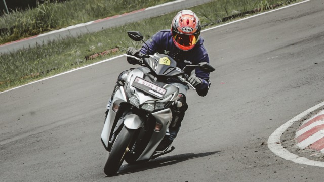 Mencoba performa all new Yamaha Aerox di sirkuit. Foto: M. Faiz/kumparan