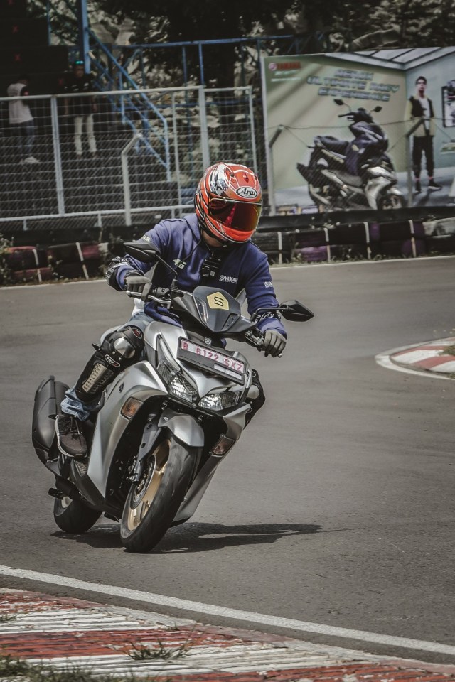Mencoba performa all new Yamaha Aerox di sirkuit. Foto: M. Faiz/kumparan