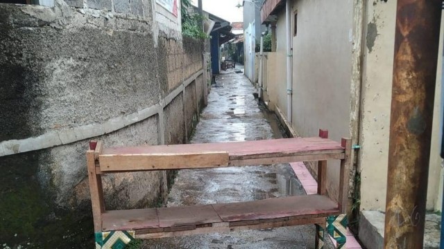 Warga di Kelurahan Pancoranmas, Kecamatan Pancoranmas, Depok, menutup akses jalan menuju rumah pasien corona yang sedang menjalani isolasi mandiri. Foto: Dok. Istimewa