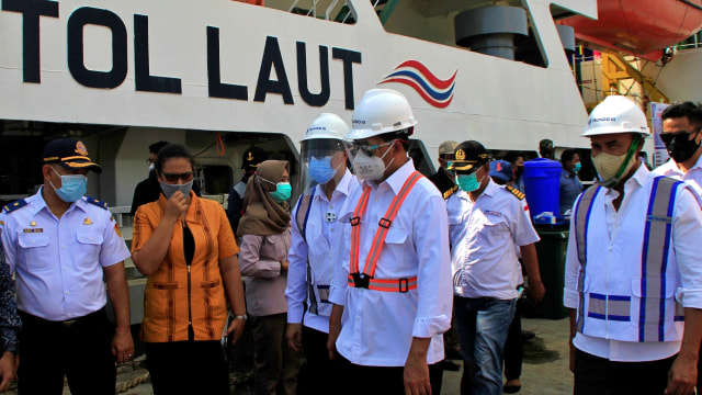 Menhub Budi Karya Sumadi (tengah) didampingi Gubernur NTT Victor B Laiskodat (kanan) dan Dirut Pelni Insan Purwarisya L Tobing (kiri) meninjau Kapal Tol Laut Ternak KM Camara Nusantara di dermaga Tenau Kupang, NTT, Kamis (12/11). Foto: Kornelis Kaha/ANTARA FOTO