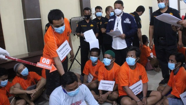 Polisi saat merekontruksi kasus tersangka cabuli anak, yang tewas dikeroyok di Mapolres Serdang Bedagai. Foto: Dok. Istimewa