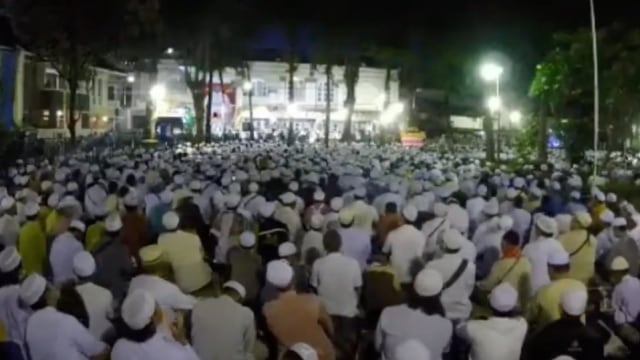 Jemaah yang menghadiri peringatan Maulid Nabi di Tebet. Foto: Screen shoot Front TV