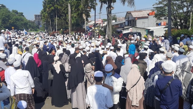 Massa memadati pintu keluar gerbang tol Gadog tunggu kedatangan Habib Rizieq. Foto: Dok. Istimewa