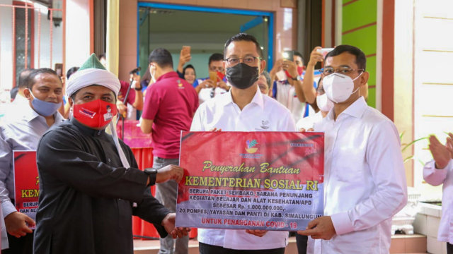 Menteri Sosial Juliari P. Batubara pulang kampung ke Kabupaten Simalungun, Sumatera Utara, dan berkesempatan membagikan bansos ke masyarakat. Foto: Dok. Kemensos