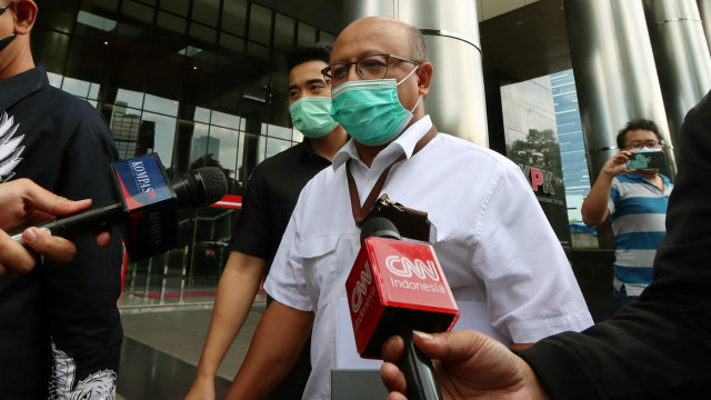 Direktur Utama Jiwasraya Hexana Tri Sasongko meninggalkan gedung KPK usai melakukan pertemuan dengan pimpinan KPK di Jakarta, Jumat (13/11). Foto: Indrianto Eko Suwarso/Antara Foto