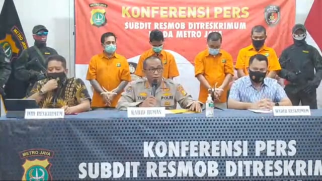 Konferensi pers penangkapan pelaku penusukan pendukung cawalkot Makassar di Tanah Abang.  Foto: Dok. Youtube Polda Metro Jaya