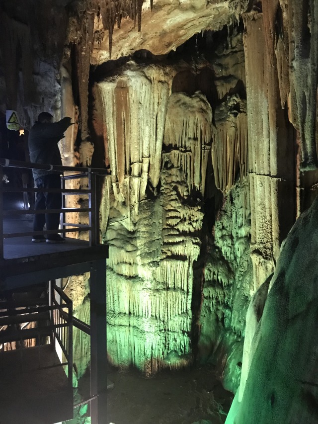 Pengunjung sedang mendokumentasikan Stalaktit raksasa di  Gua Shihua, Beijing, Desember 2017. Sumber: koleksi pribadi.