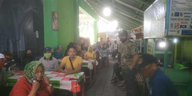 Paguyuban pedagang dalam kawasan Kayutangan saat berdialog dengan anggota Komisi B DPRD Kota Malang, di Pujasera Kayutangan, pada Sabtu (14/11/2020). Foto: Ulul Azmy