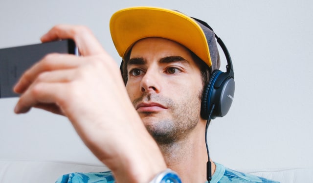 Ilustrasi menonton video. Foto: Unsplash.com/attentieattentie