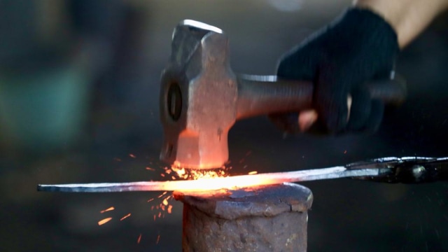 Menempa besi. Foto: Suparta/acehkini