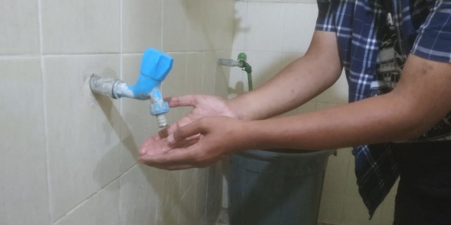 Air PDAM di Malang yang terkontaminasi solar. Foto: Ulul Azmy