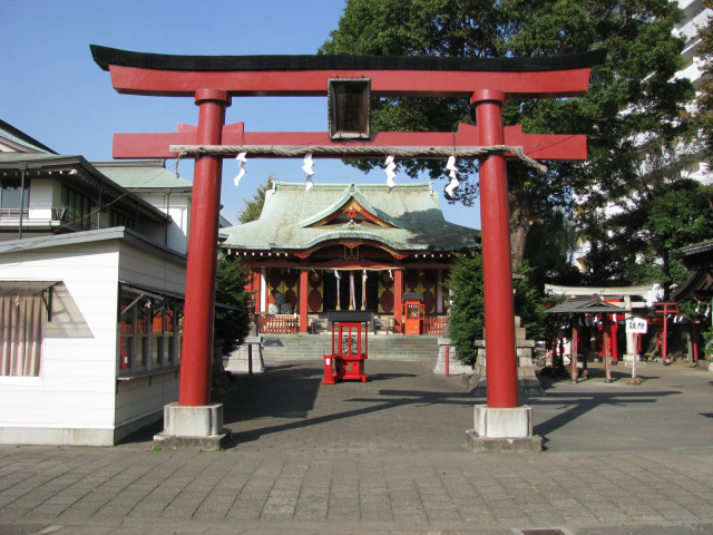 Kuil Anamori Inari yang direlokasi dan torii barunya | Wikimedia Commons