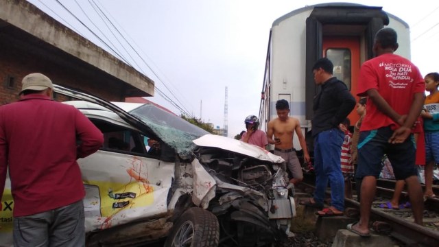 Kendaraan taksi online armada Maxim ringsek ditabrak kereta api Sibinuang di Padang. Foto: ist