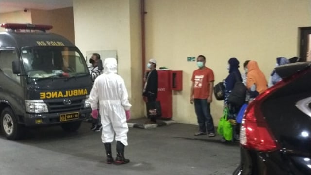 Jumhur Hidayat dibawa ke RS Kramat Djati Foto: Dok. Istimewa
