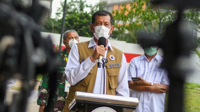 Ketua Satgas Penanganan COVID-19 sekaligus Kepala BNPB Letjen TNI Doni Monardo menghadiri konferensi pers di Rumah Sakit Darurat COVID-19 Wisma Atlet Kemayoran di Jakarta. Foto: Galih Pradipta/Antara Foto