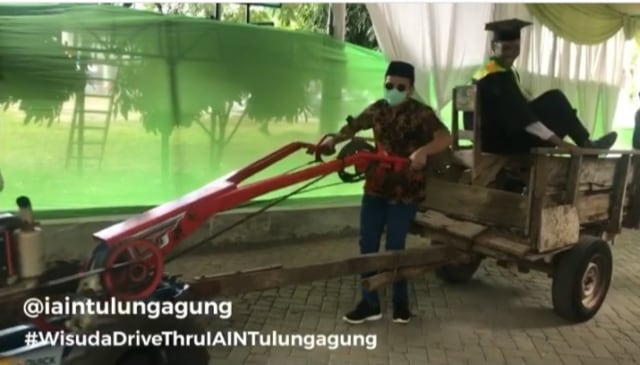 Viral seorang mahasiswa IAIN Tulungagung, Jawa Timur, naik traktor sawah saat wisudah drive thru. (Foto: Instagram/ IAIN Tulungagung)