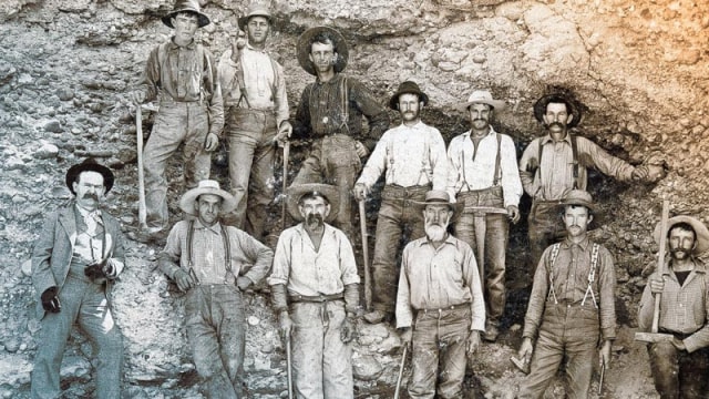 Foto: Para penambang emas menggunakan celana jeans. Dok: Wikimedia Commons