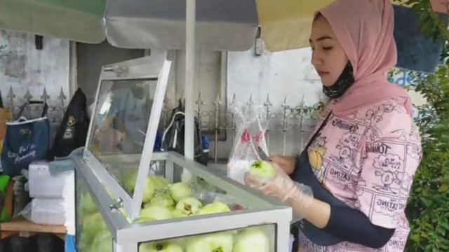 Tari Putri, penjual rujak di Tasikmalaya, Jawa Barat. Foto: Dok. Istimewa