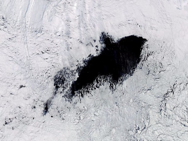 Lubang misterius raksasa di Antartika 2020 Foto: NASA