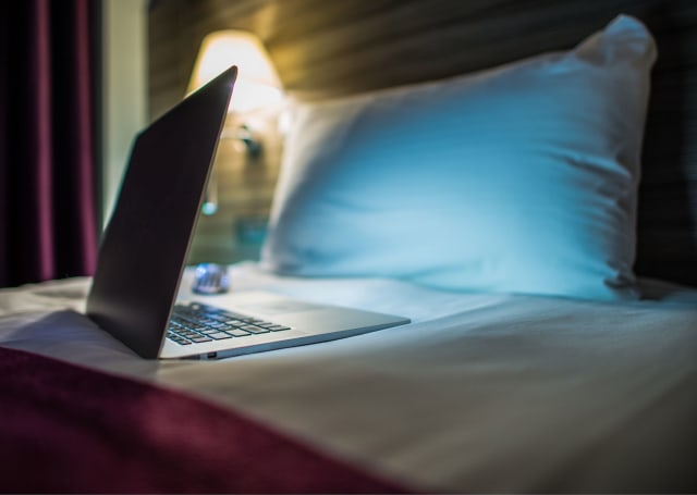 Screen time yang terlalu panjang ternyata memberikan dampak buruk bukan hanya pada mata tapi juga kulit wajah.