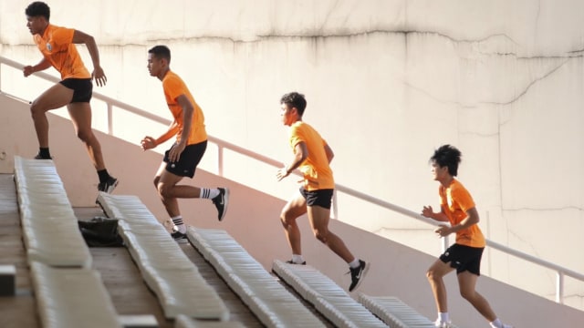 Latihan perdana Timnas U-19 berlangsung di Stadion Madya, Jakarta, Senin (16/11).
 Foto: Twitter/@pssi
