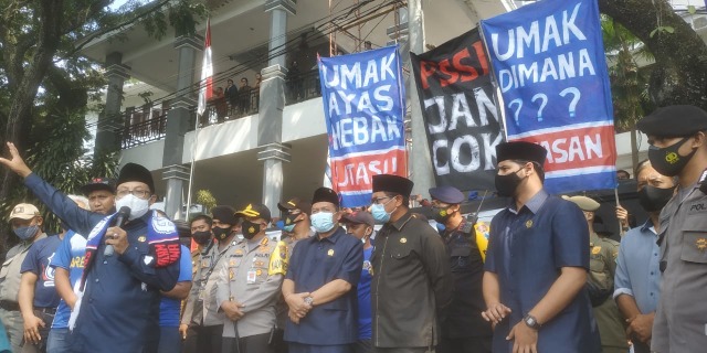 Wali Kota Malang, Sutiaji dan Forkopimda Kota Malang menemui Aremania yang menuntut penuntasan konflik dualisme Arema, di depan Kantor DPRD Kota Malang, pada Senin (16/11/2020). Foto: Ulul Azmy
